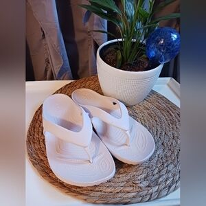 Crocs Ionic Comfort Womens 9 Very Very Pale Pink EUC